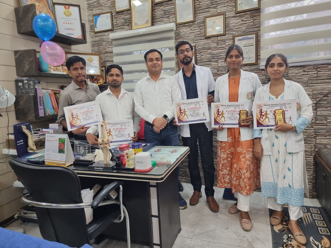 Clinic team with Mini Marathon 3.0 certificates